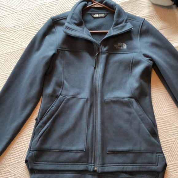 The North Face Tops - 🔥NWOT North face lightweight jacket🌺